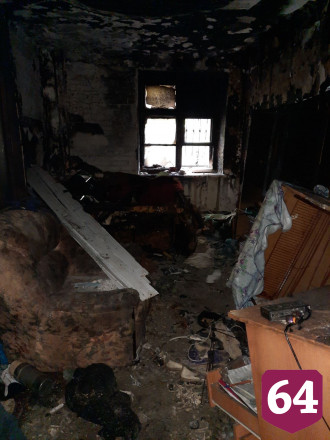 Следователи заинтересовались живущими в тамбуре погорельцами с собакой
