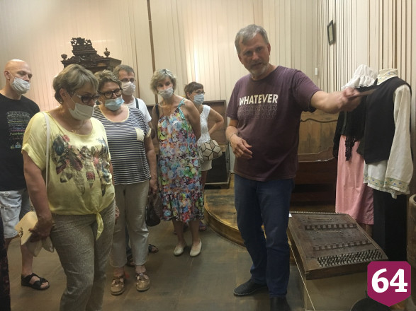 Саратовцы после пения пастора под гитару забрались на колокольню 