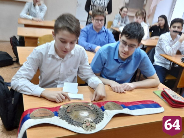Саратовский чемпион мира по кикбоксингу проведет тренировку со школьниками