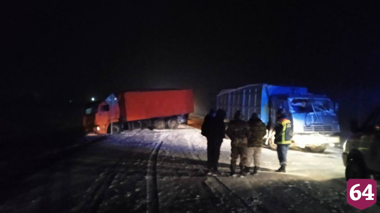 Двое детей пострадали в аварии с КамАЗами под Саратовом
