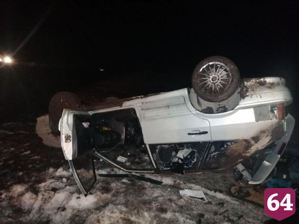 Под Саратовом молодая женщина опрокинула автомобиль на крышу