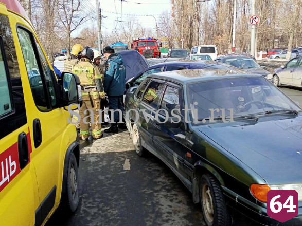 В массовом ДТП у Трофимовского моста ранен таксист