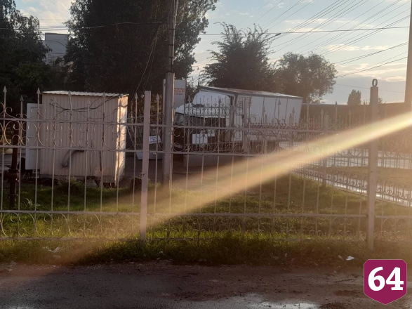 Грузовик снес забор больницы под Саратовом
