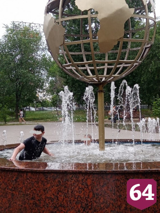 В Саратове дети устроили заплывы в городском фонтане