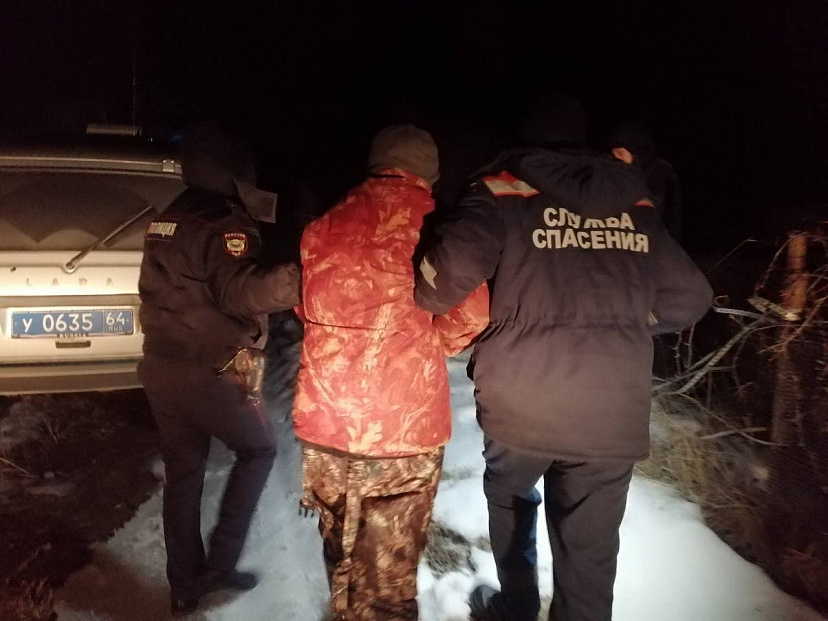 Под Саратовом рыбаки выбрались из полыньи в Волге и сбежали 