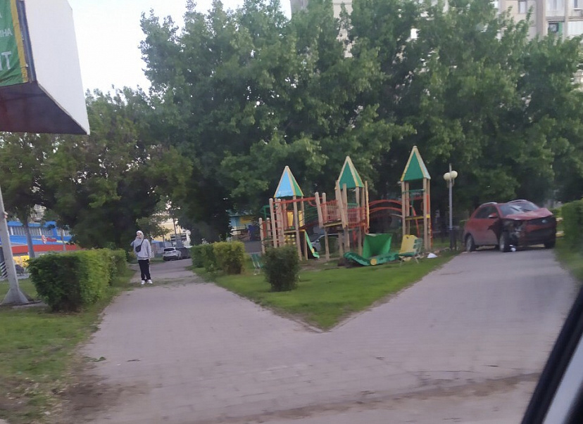 Внедорожник заехал в сквер и разрушил детскую площадку