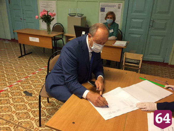 Саратовский губернатор проголосовал на довыборах в областную думу