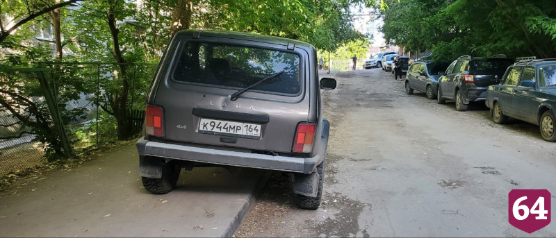 В Саратове автохамы заняли тротуар на пути к школе