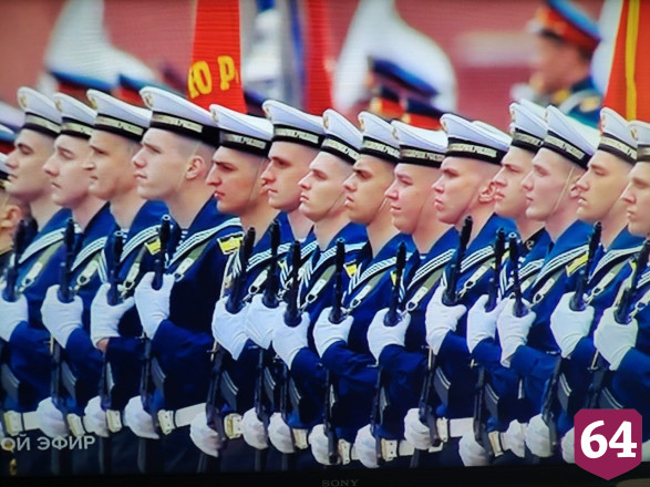 На трибуне с Владимиром Путиным находится Герой России из Саратовской области Людмила Болилая
