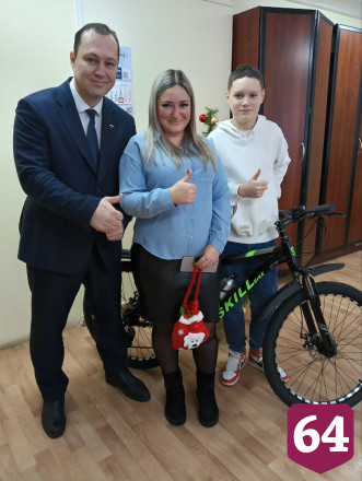 Саратовский чиновник подарил горный велосипед целеустремленному школьнику
