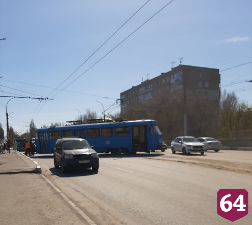 В Саратове трамвай развернуло поперек моста