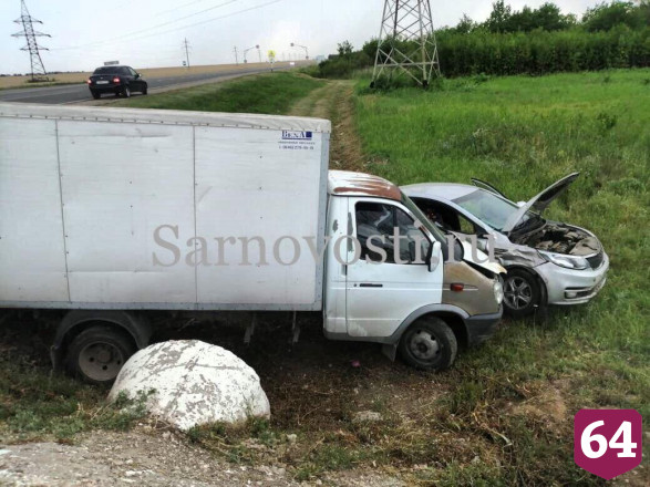 В массовой аварии под Саратовом пострадали 3 человека