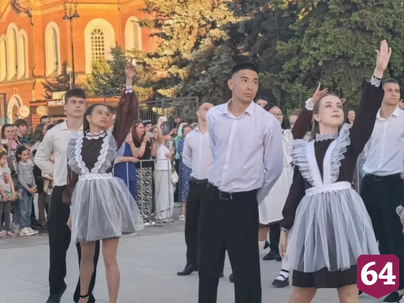 В День города выпускники танцевали школьный вальс