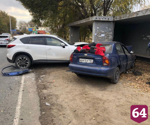 В Саратове из разбитой в ДТП иномарки вытащили двоих взрослых и ребенка