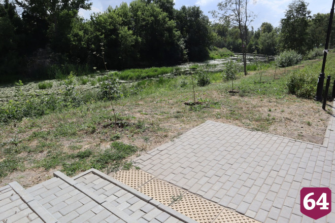 В городском сквере на месте пандусов поставили пушки