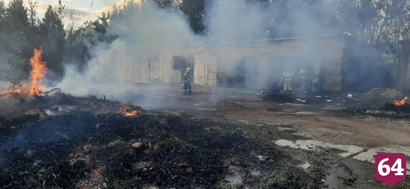 Под Саратовом крупный пожар уничтожил склад