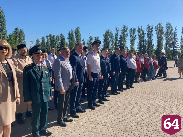 В Саратове в День России подняли Государственный флаг и исполнили гимн