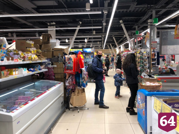 Жители Саратова стали ходить за продуктами в масках