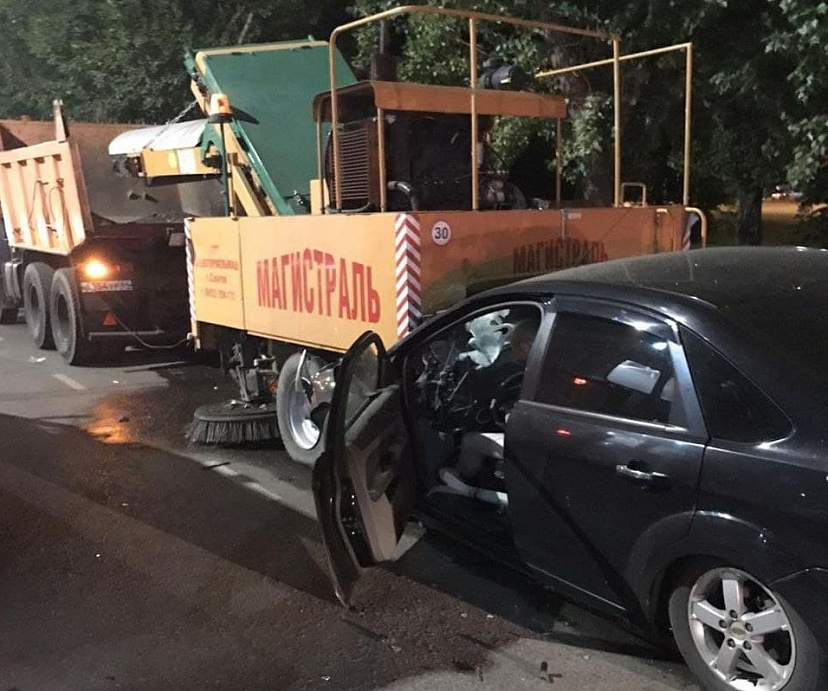 Водитель иномарки протаранил уборочную машину и погиб