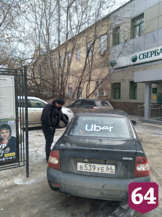 В Саратове автохам бросил машину на тротуаре рядом с полицией