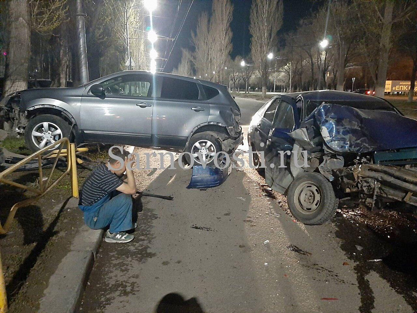 В Саратове пьяный водитель протаранил припаркованный «Ниссан» 