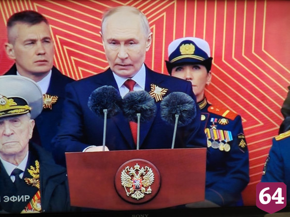 На трибуне с Владимиром Путиным находится Герой России из Саратовской области Людмила Болилая