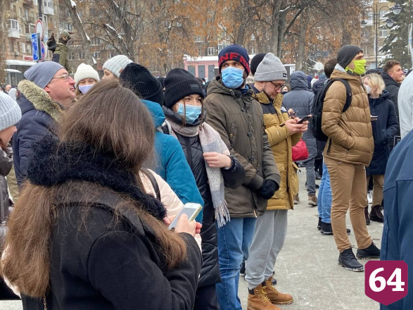 В Саратове несовершеннолетние на митинг Навального вышли за еду