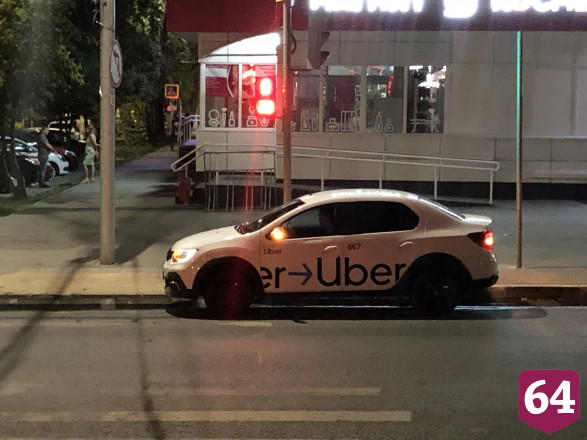 Саратовцев возмутил таксист-автохам на пешеходном переходе