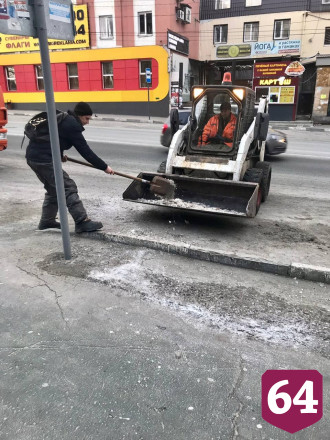 Коммунальщики Саратова устраняют последствия сильного ветра