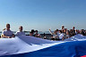 На набережной Саратова развернули 140-метровый триколор
