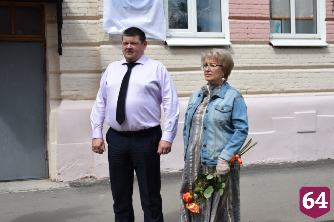 В Саратове установили мемориальную доску на доме Олега Табакова