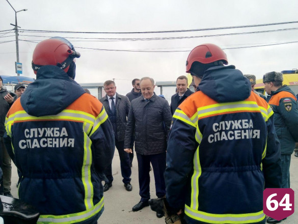 Саратовские спасатели в присутствии губернатора достали из воды рыбаков 