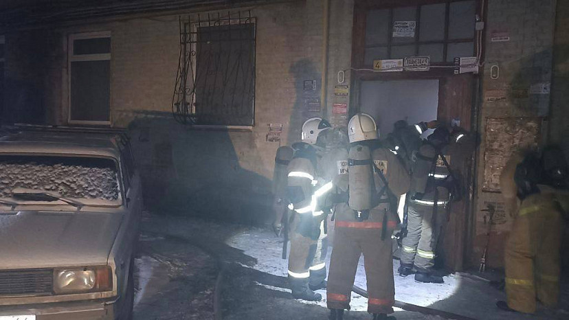 В Саратове из горящего дома эвакуировали 12 человек