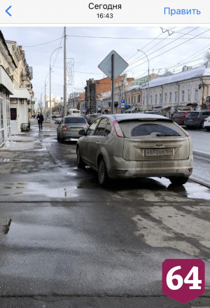 В центре Саратова автохамы массово паркуются на тротуаре