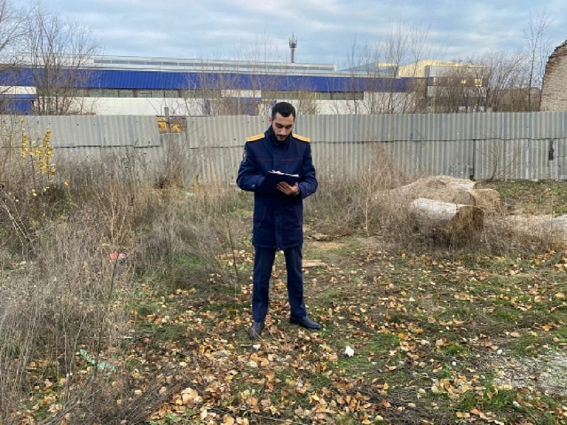 Во дворе частного дома нашли мертвого мужчину