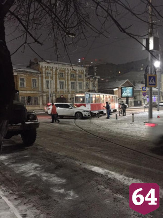 В центре Саратова перед Новым годом девушка на BMW попала под трамвай
