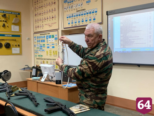 Саратовский спецназовец провел занятие по начальной военной подготовке