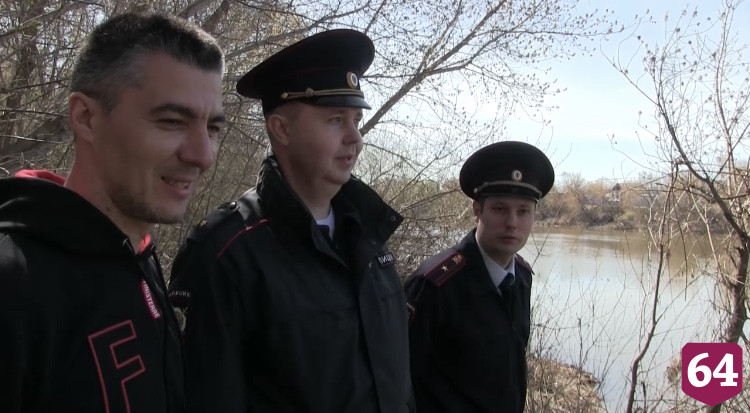 Под Саратовом спасли упавшего в реку и вцепившегося в ветку мужчину