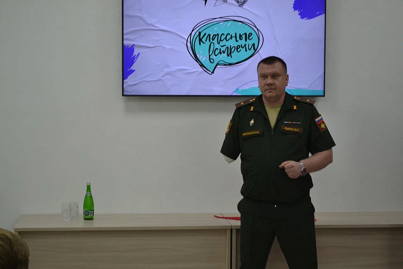 Награжденный медалью «За отвагу» контрактник провел урок мужества в Саратове