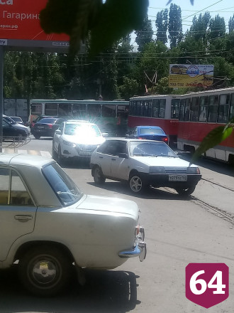 В Саратове трамвай врезался в автобус
