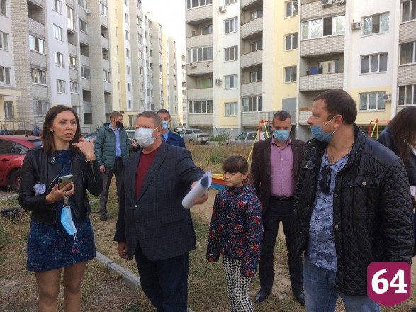 Жители саратовских поселков пожаловались Панкову на нехватку школ и плохие дороги