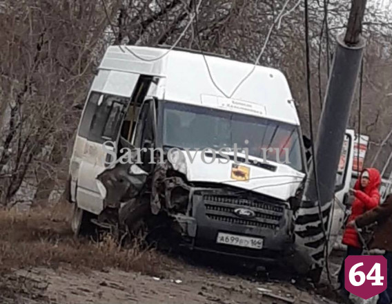 Под Саратовом водитель маршрутки с пассажирами протаранил столб