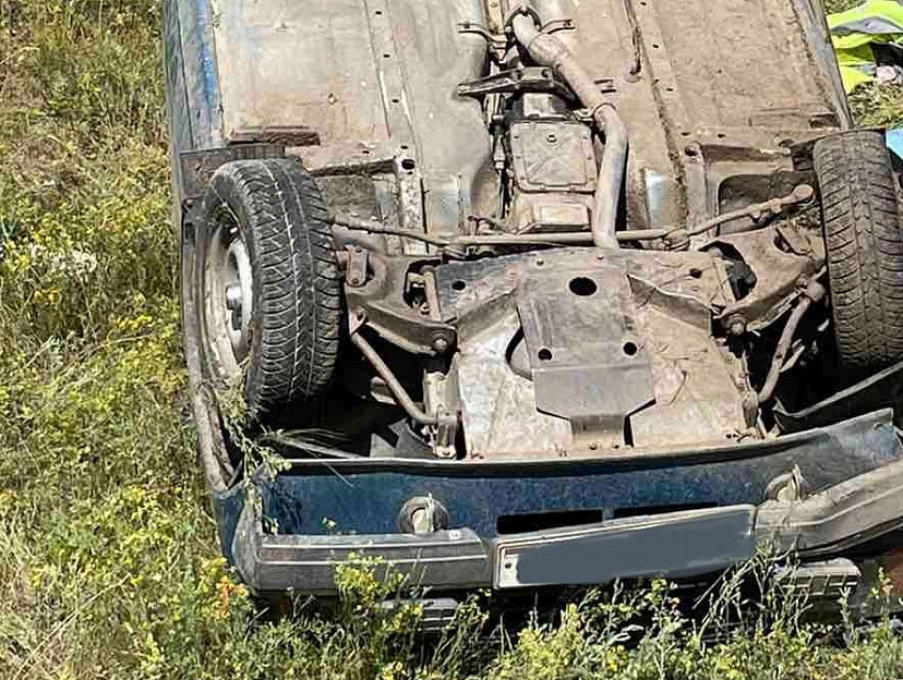 Мужчина покалечился в перевернувшемся на крышу автомобиле