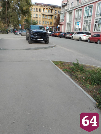В Саратове автохам бросает внедорожник на тротуаре у детсада