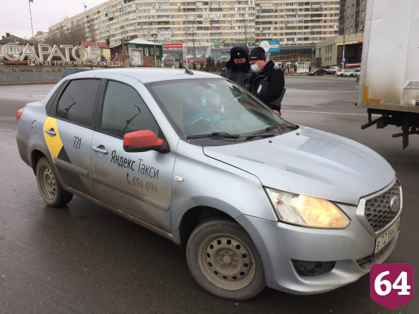 Саратовских таксистов учили правильно носить маски 