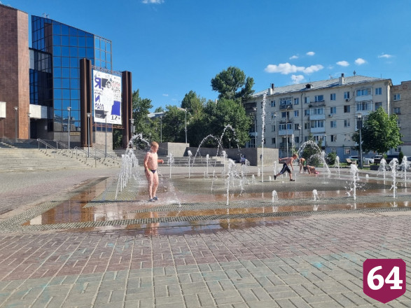 Саратовцы оценили бодрящий танец в фонтане
