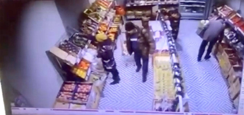 Супруги пытались вывезти из «Пятерочки» тележку продуктов и попались