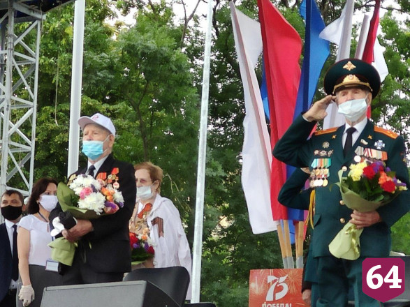 Саратовский губернатор поздравил участников шествия в честь Дня Победы 
