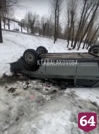 Автомобиль пролетел между деревьями и опрокинулся на крышу