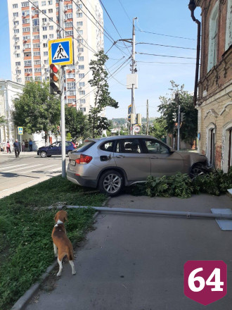 В Саратове иномарка снесла дерево и врезалась в дом